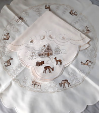 2 Mitteldecken m. weihnachtlichem Reh-Motiv, 1 x 70 cm Ø, 1 x 60x60 cm, natur/br