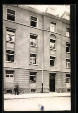 Foto-AK Karlsruhe, Wohnhaus Winterstraße 26a, Mann mit Fahrrad 