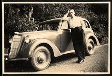 Fotografie Auto Opel, Fahrer lehnt am PKW bei Plettenberg 1936 
