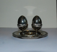  Zwei Eierbecher mit Salz/Pfefferstreuer auf Silberteller
