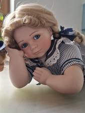 Porzellanpuppe Mädchen liegend blonde Zöpfe