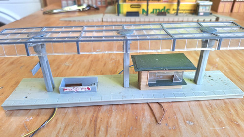 Bahnsteig spur mit kiosk - /,