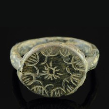 Mittelalterlicher Bronzering mit Sonnenmotiv, 12.–14. Jahrhundert n. Chr.