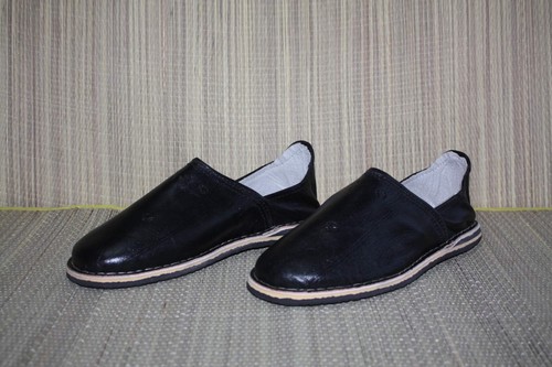 Schwarze leder babouches mit - schwarze,