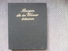 Burgen, die im Wasser träumen