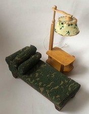 Antike Chaiselongue mit Tischlampe  für die Puppenstube