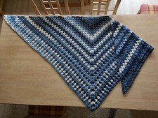 blau weißes selbstgehäkeltes Tuch Wolle Alize Burcum Batik neu