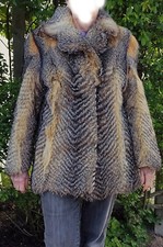 mit schmalen Lederstreifen