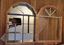 Vitrine mit Glastür