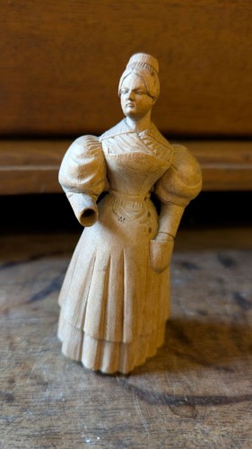 Kleine holz figur - kleine, bäuerin