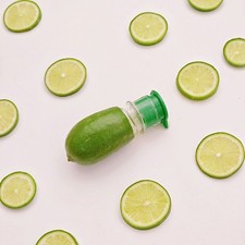 Kleine Zitronenpresse mit Schraubverschluss zum manuellen Saftpressen und Aufbew