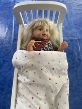 Puppenbett mit Puppe - sehr