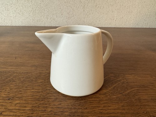 Weißer porzellan milchgießer - weißer, porzellan-milchgießer