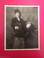 Altes Foto antik Mann sitzt im Korb Zylinderhut Kostüm Maske old Photo man art