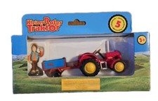 Kleiner roter Traktor mit Jan