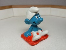 Bully Schlumpf sitzend auf