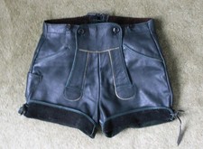 Kurze grüne Lederhose