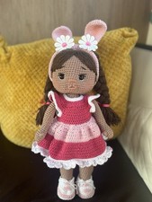 Handgefertigte Häkelpuppe