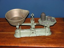 Alte kleine Waage Balkenwaage  Küchenwaage bis 2 kg   Shabby Deko