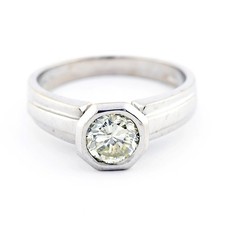 01229 18k gold ring with a