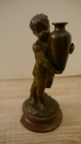 Skulptur putto mit vase - mit,