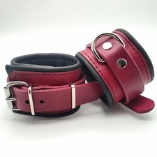 BDSM Leder Handfessel 13-25cm Bordeaux Rot gepolstert
