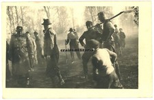 Orig. Foto Feuerwehr Feuerschutzpolizei mit Stahlhelm bei Brand im Wald