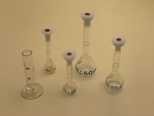 Messkolben Glas Konvolut 4 Stück 2x10, 25, 50ml + Meßzylinder 10ml unbeschädigt