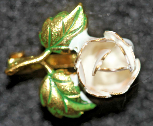 Brosche rose weiss blätter - rose,