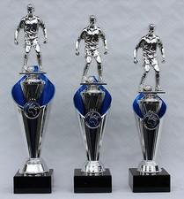 3er-Serie Pokale Fußball Figuren inkl. Gravuren und Embemen