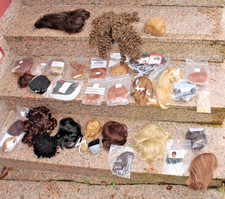 KONVOLUT PUPPENPERÜCKEN TEILS ECHTHAAR NEU NOS  aus PUPPENWERKSTATT über 30 Stüc