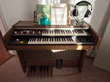 YAMAHA Heimorgel braun mit Kopf und Kopfhörer