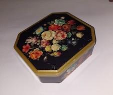 Sehr Schöne Pralinendose/