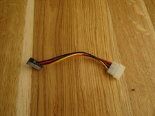 Interne Stromstecker 4-polig auf 15-Pin SATA 90 Grad
