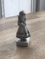 Goebel Wilhelmsfeld, Mädchenfigur, Kronenmarke um 1910