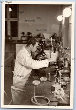 Wissenschaftler 1955 Mikroskop