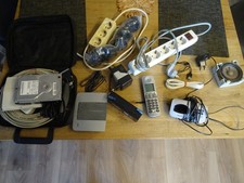 Kiste voller Computer und Elektro Teile wie Bilder