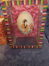 Chinese Ei bemalt in Plexiglas Kasten - 9x7x5cm Kasten - Original Verpackt. 