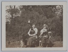 2 Frauen mit Hunden im Arm -