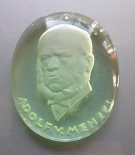 WHW Abzeichen - Adolf von Menzel - Glas grün Ton