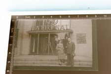tolles altes Negativ - Mann und Frau vor Gebäude - National ?  Bank ???