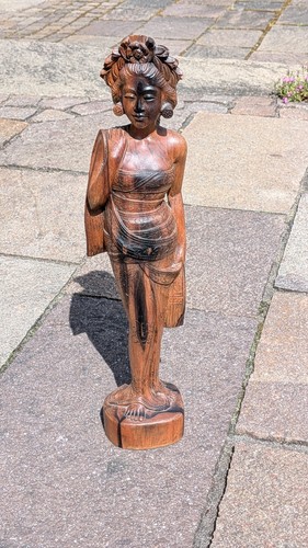 Balinesische holzfigur einer - balinesische,