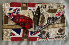 Perlenbestickte Clutch für London-Fans