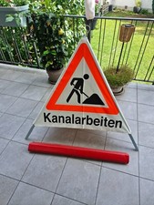 Dreieckiges Warnschild :  "Kanalarbeiten"