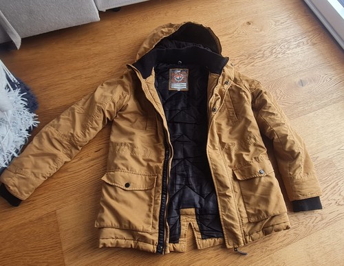 Braune winterjacke mit - braune, kapuze