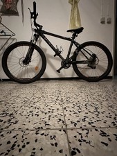 Es wird ein Fahrrad zusammen