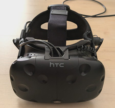 HTC Vive VR Brille inklusive Kabel, Linkbox und HTC HS600 Deluxe Audio Strap