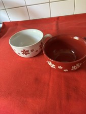 Zwei große Tassen rot und weiß mit Wintermotiv