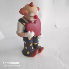 Clown August, Goebel Happy Clowns, 13 cm groß, mit rotem Herz in den Händen 