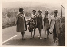 Vintage Foto Hübsche Frauen im feinen Mantel Kostüm Mode 60er Jahre 3